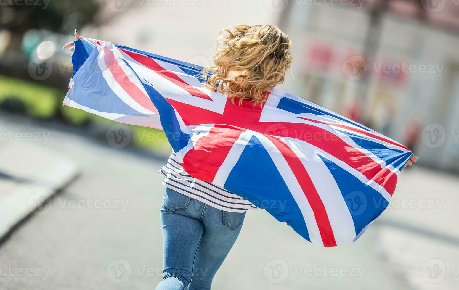 aantrekkelijk gelukkig jong meisje met de vlag van de Super goed Brittannië foto