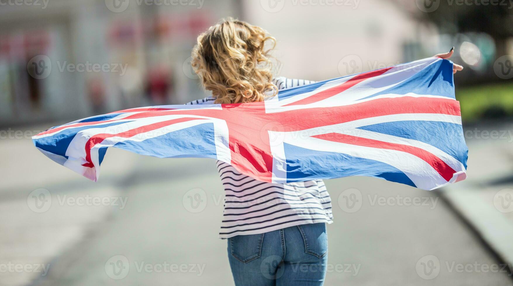 aantrekkelijk gelukkig jong meisje met de vlag van de Super goed Brittannië foto