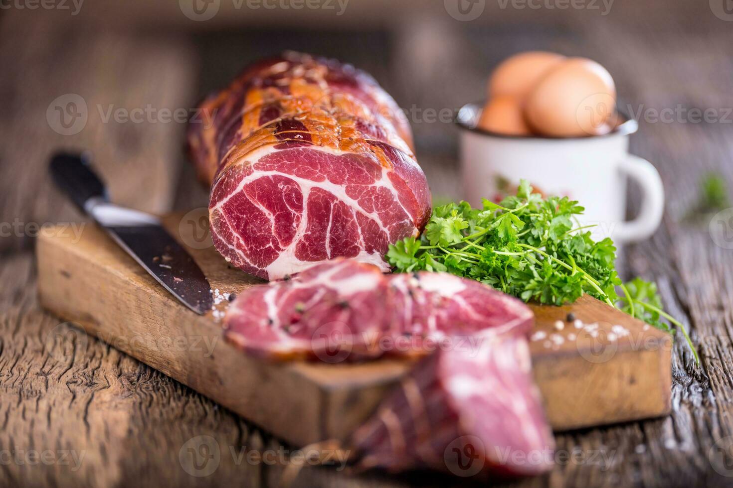 varkensvlees vlees.varkensvlees karbonade gerookt. traditioneel gerookt vlees Aan eik houten tafel in andere standen foto