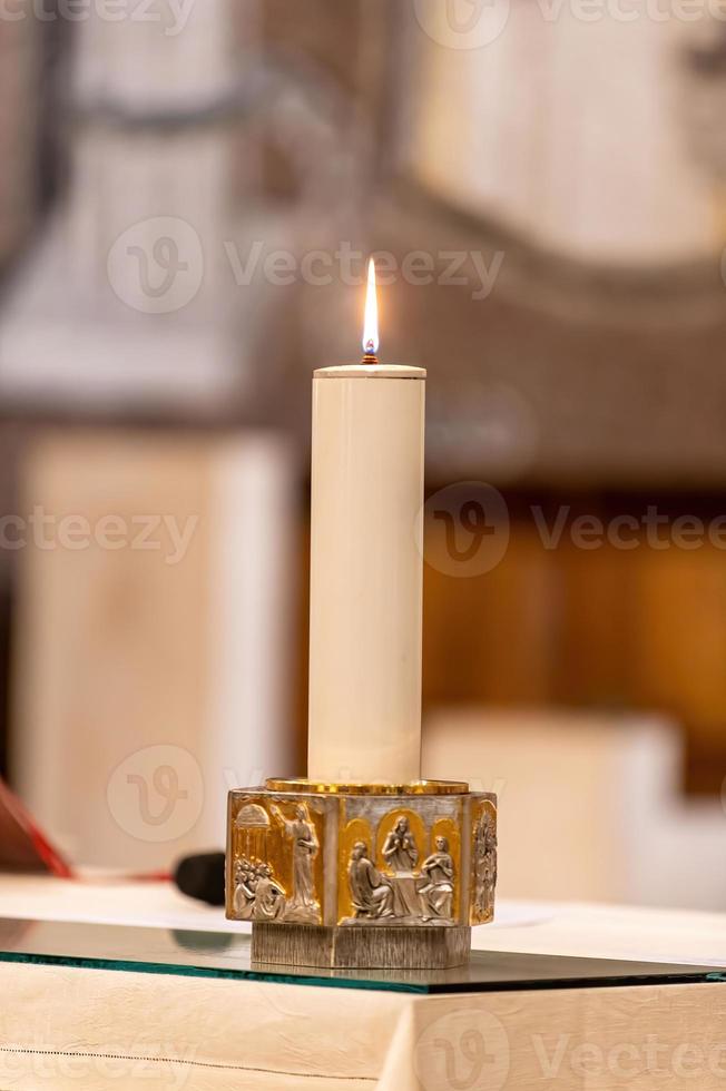 grote kaars aangestoken voor een ceremonie foto