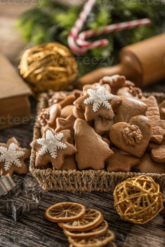 peperkoek Kerstmis koekjes Aan keuken tafel - detailopname foto