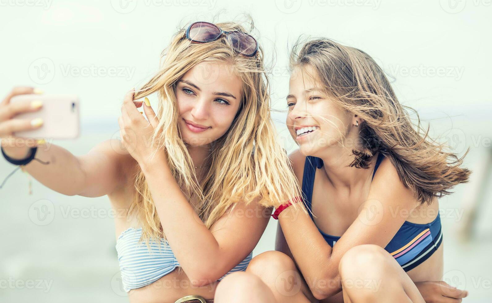 twee jong tiener- meisjes nemen een selfie foto