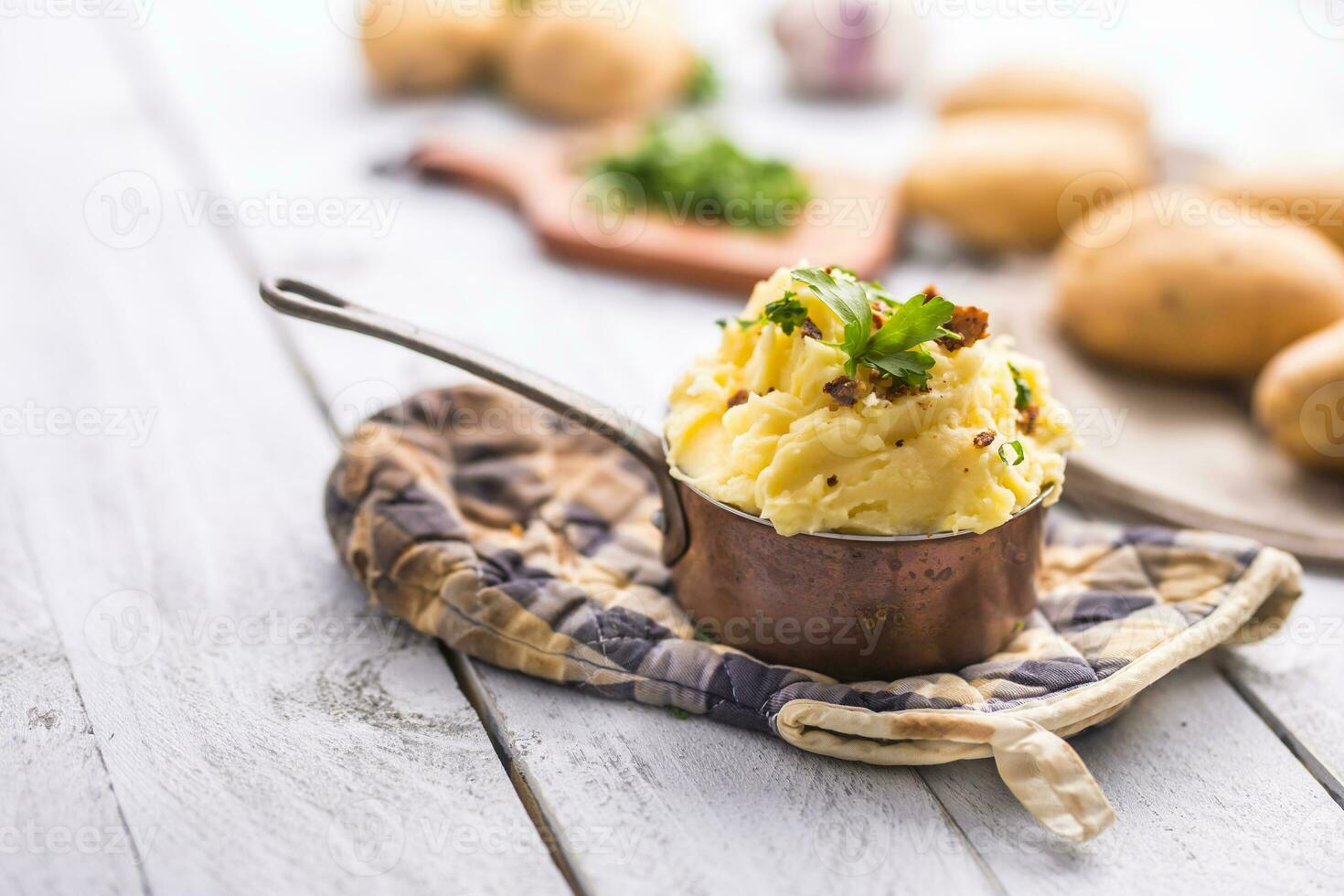 gepureerd aardappelen in pan versierd met peterselie kruiden. foto