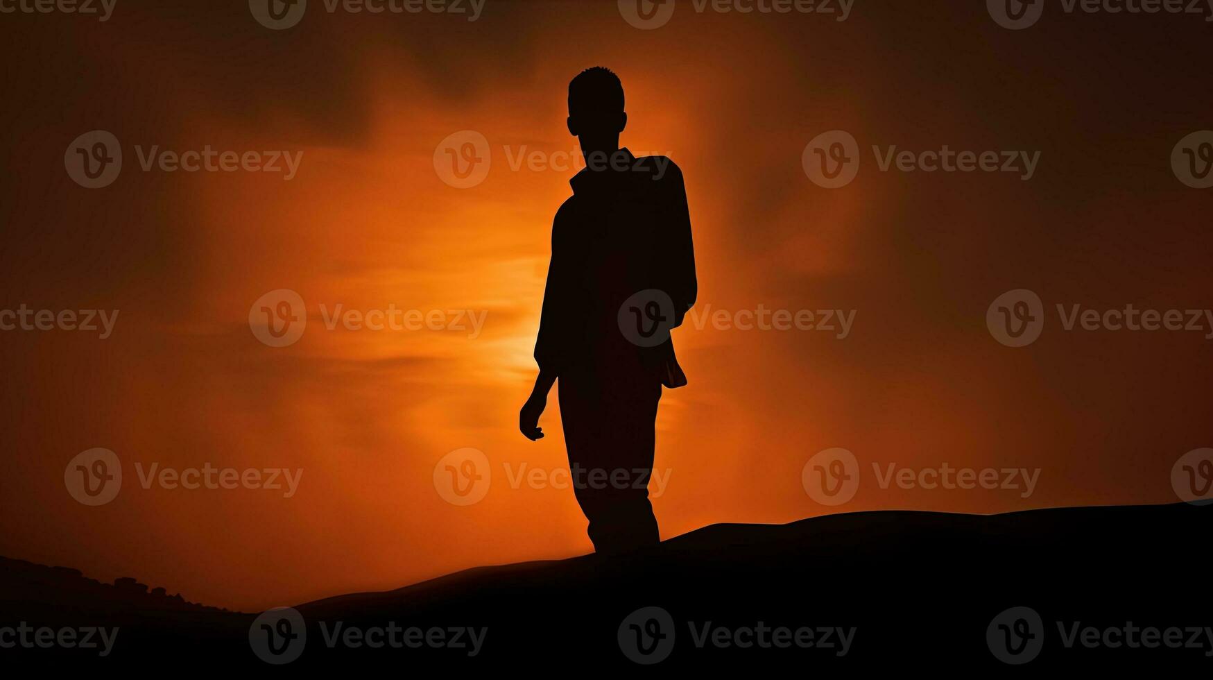 Mens s silhouet in voorkant van de instelling zon foto