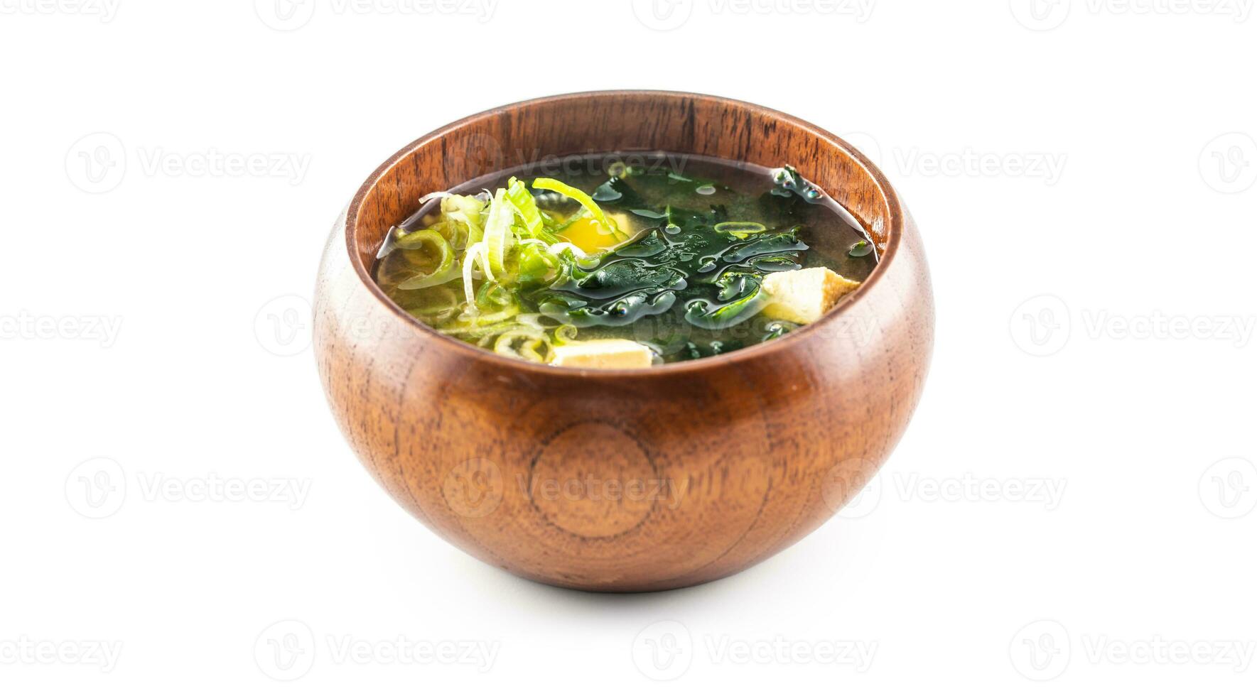 miso soep Japans traditioneel maaltijd in houten kom geïsoleerd Aan wit achtergrond foto