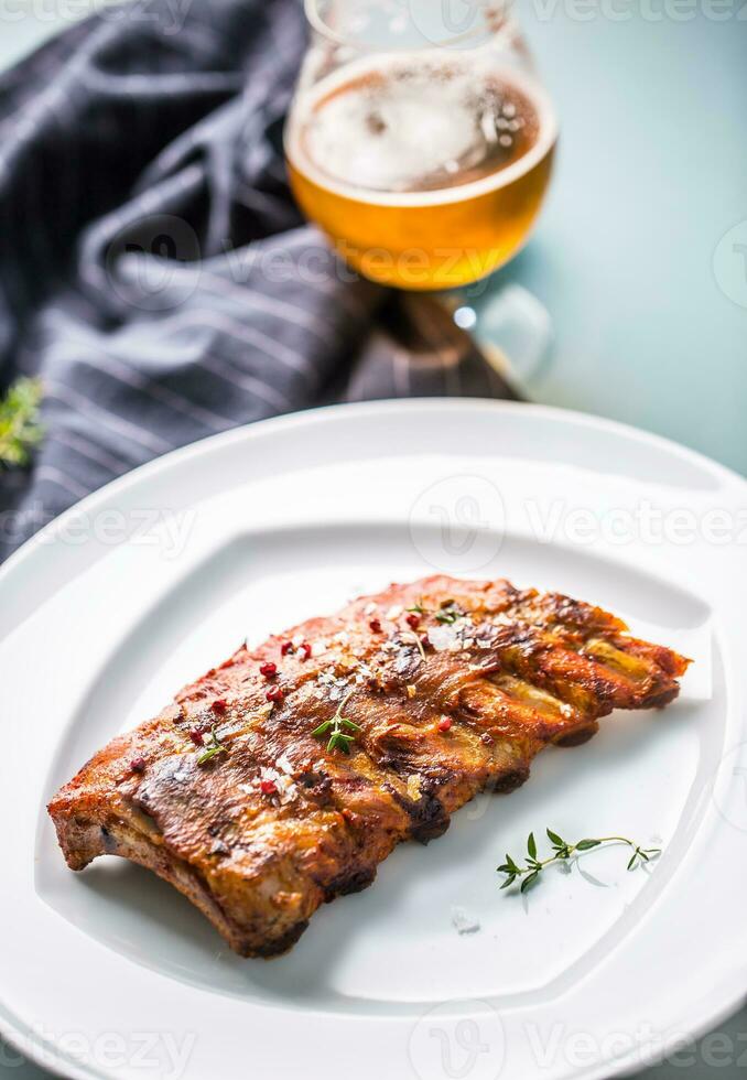 gegrild barbecue varkensvlees ribben in een wit bord net zo menu in kroeg. foto