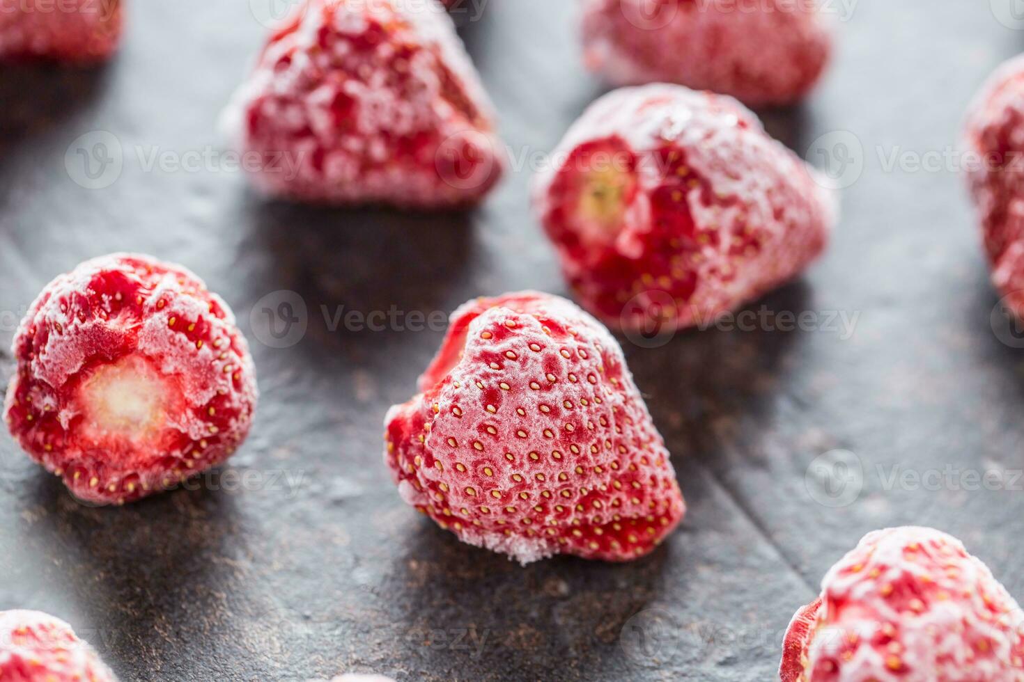 detailopname bevroren aardbeien gedekt door vorst. foto