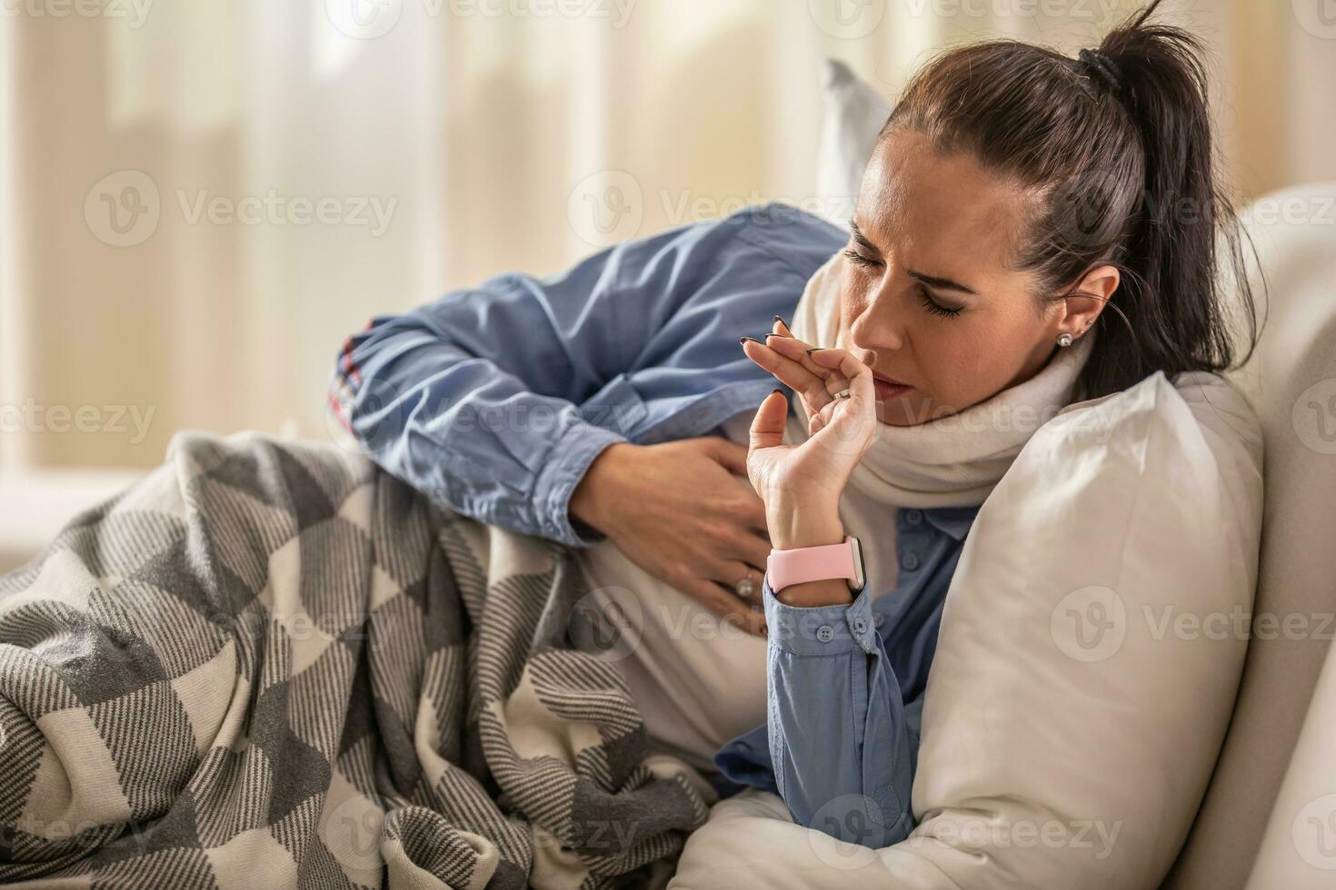 jong vrouw lijden van zwaar hoesten en longen problemen hebben griep of covid-19 symptomen Bij huis foto