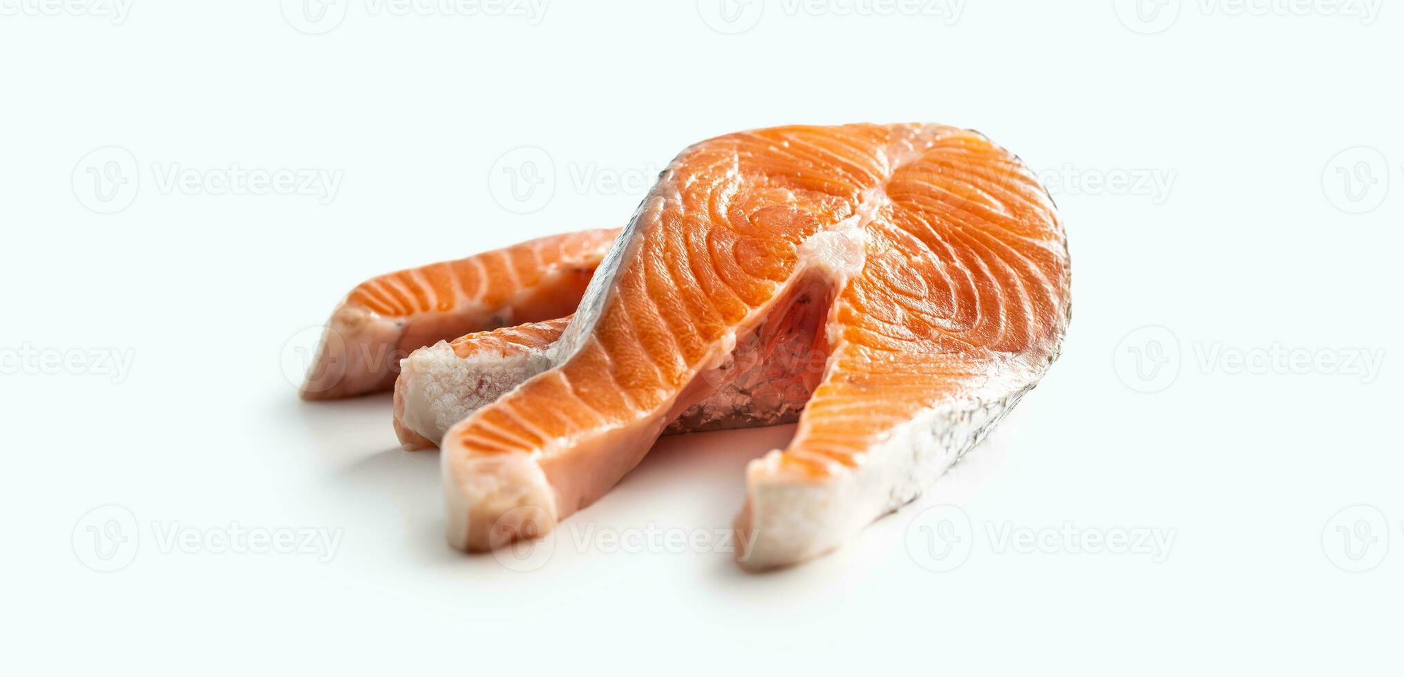 Zalm rauw steaks geïsoleerd Aan wit achtergrond foto