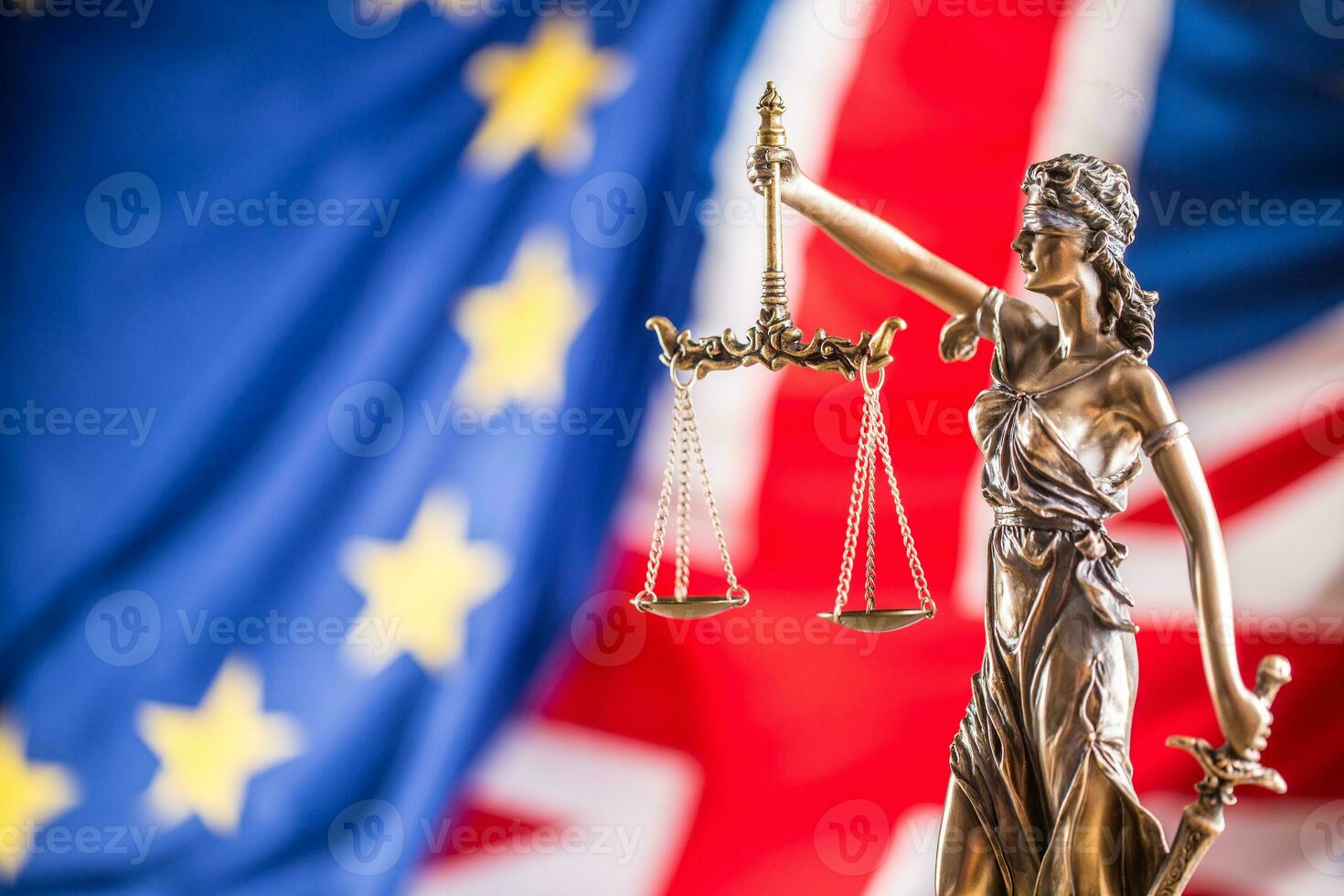 dame gerechtigheid Europese unie en Verenigde koninkrijk vlag. foto