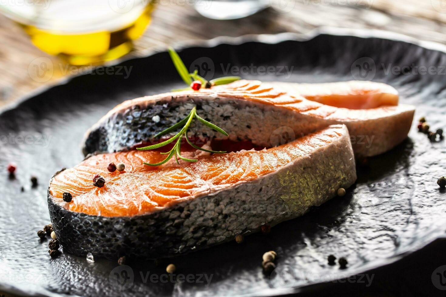 Zalm rauw steaks rozemarijn tomaten paddestoel limoen olijf- olie en specerijen. foto