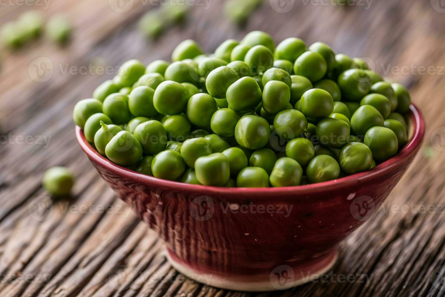 erwten. vers bio eigengemaakt erwten en peulen Aan oud eik bord. gezond vers groen groente - erwten en peulen. foto