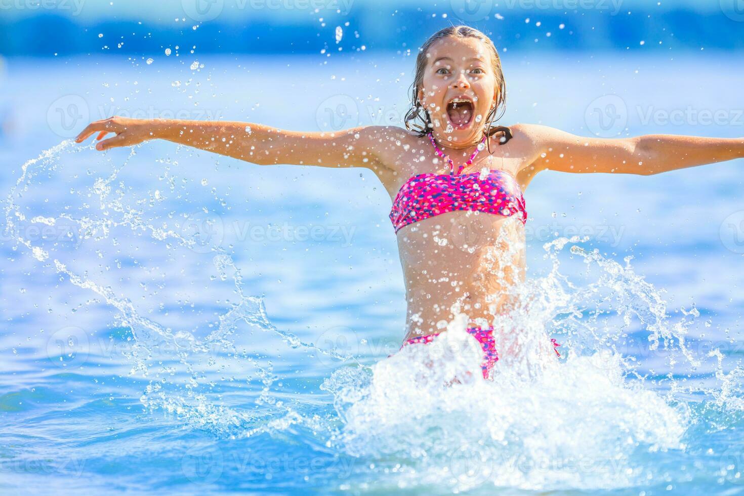 gelukkig tiener meisje genieten zomer water en vakantie in vakantie bestemmingen. foto