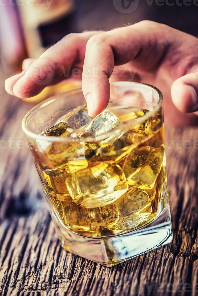 alcoholisme.hand alcoholisch en drinken de destillaat whisky brandewijn of cognac. foto