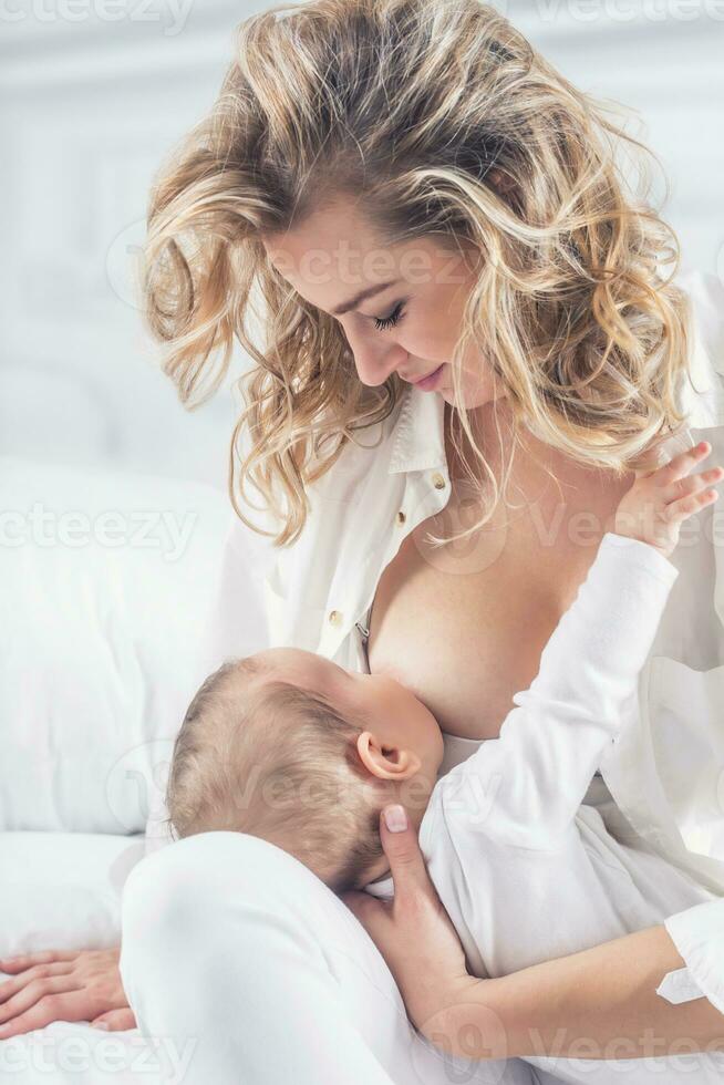 moeder borstvoeding geeft haar weinig baby in haar armen foto