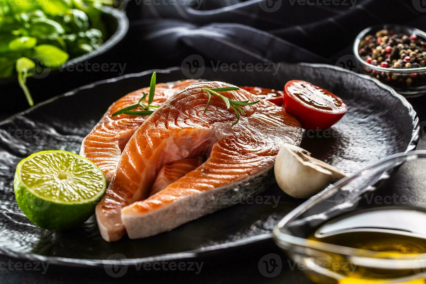 Zalm rauw steaks rozemarijn tomaten paddestoel limoen olijf- olie en specerijen - detailopname foto