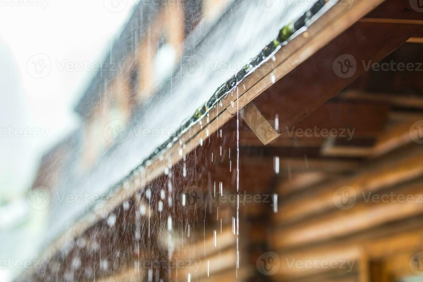 stortbui in de zomer storm en regen druppels Aan de dak foto