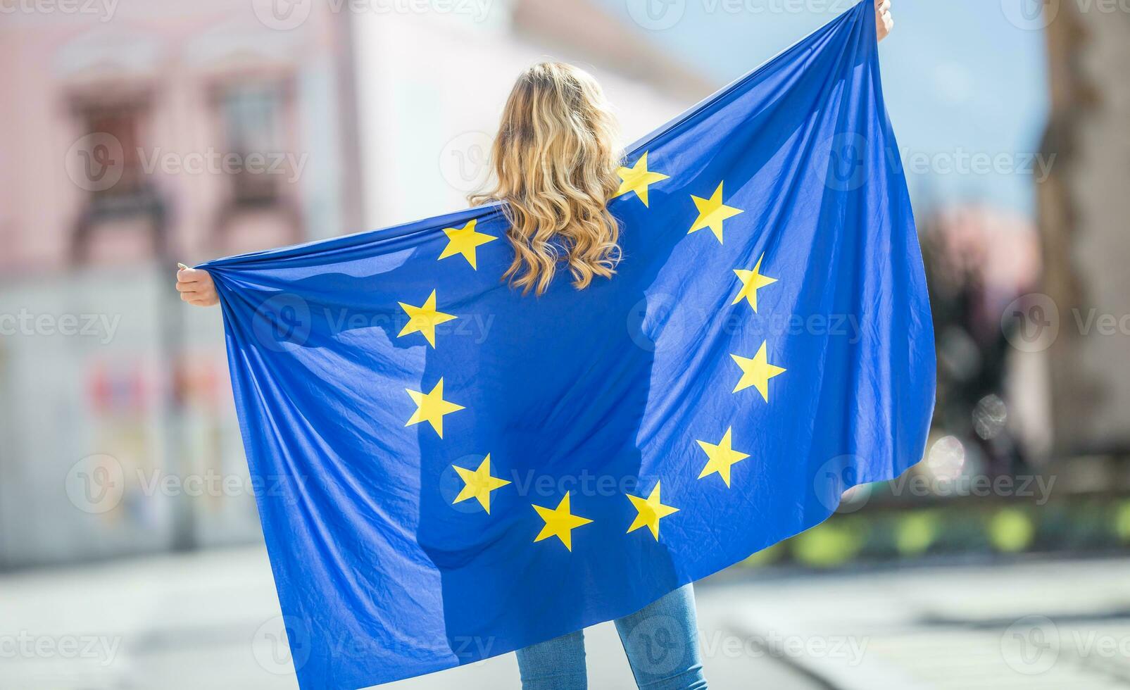 aantrekkelijk gelukkig jong meisje met de vlag van de Europese unie foto