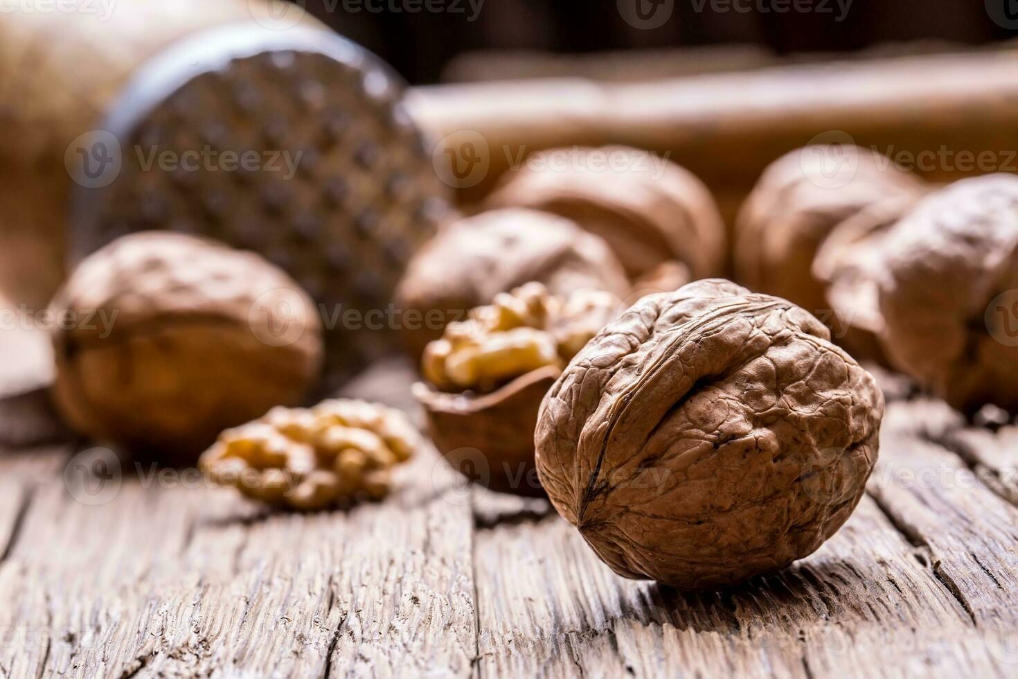 okkernoot. okkernoot pitten en geheel walnoten Aan rustiek oud eik tafel foto