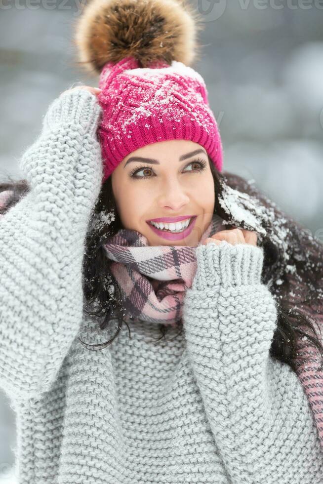 modieus winter mode kleding Aan een mooi vrouw vervelend trui, sjaal en pom pom hoed foto