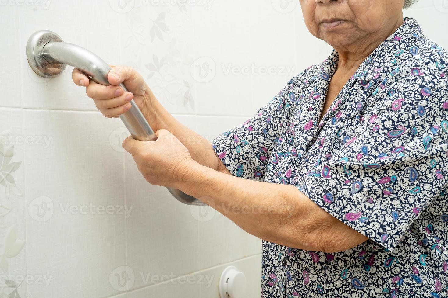 Aziatische senior of oudere oude dame vrouw patiënt gebruik helling loopbrug handvat beveiliging met hulp ondersteuning assistent in verpleegafdeling gezond sterk medisch concept. foto