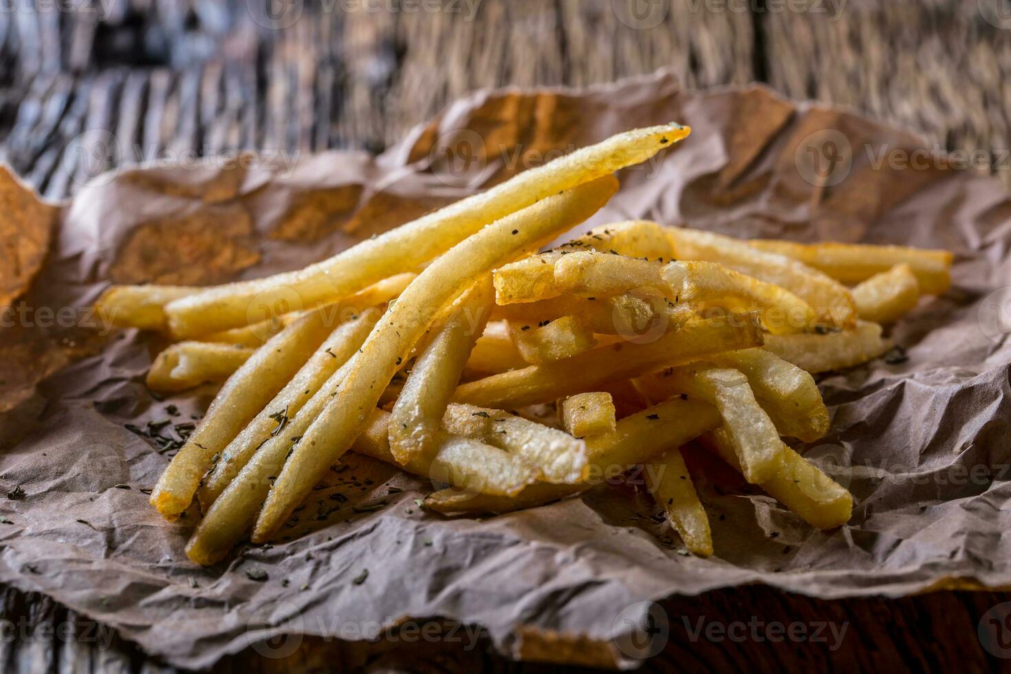 aardappel Patat. goud aardappel Patat met zout en droog kruiden Aan houten bord. foto