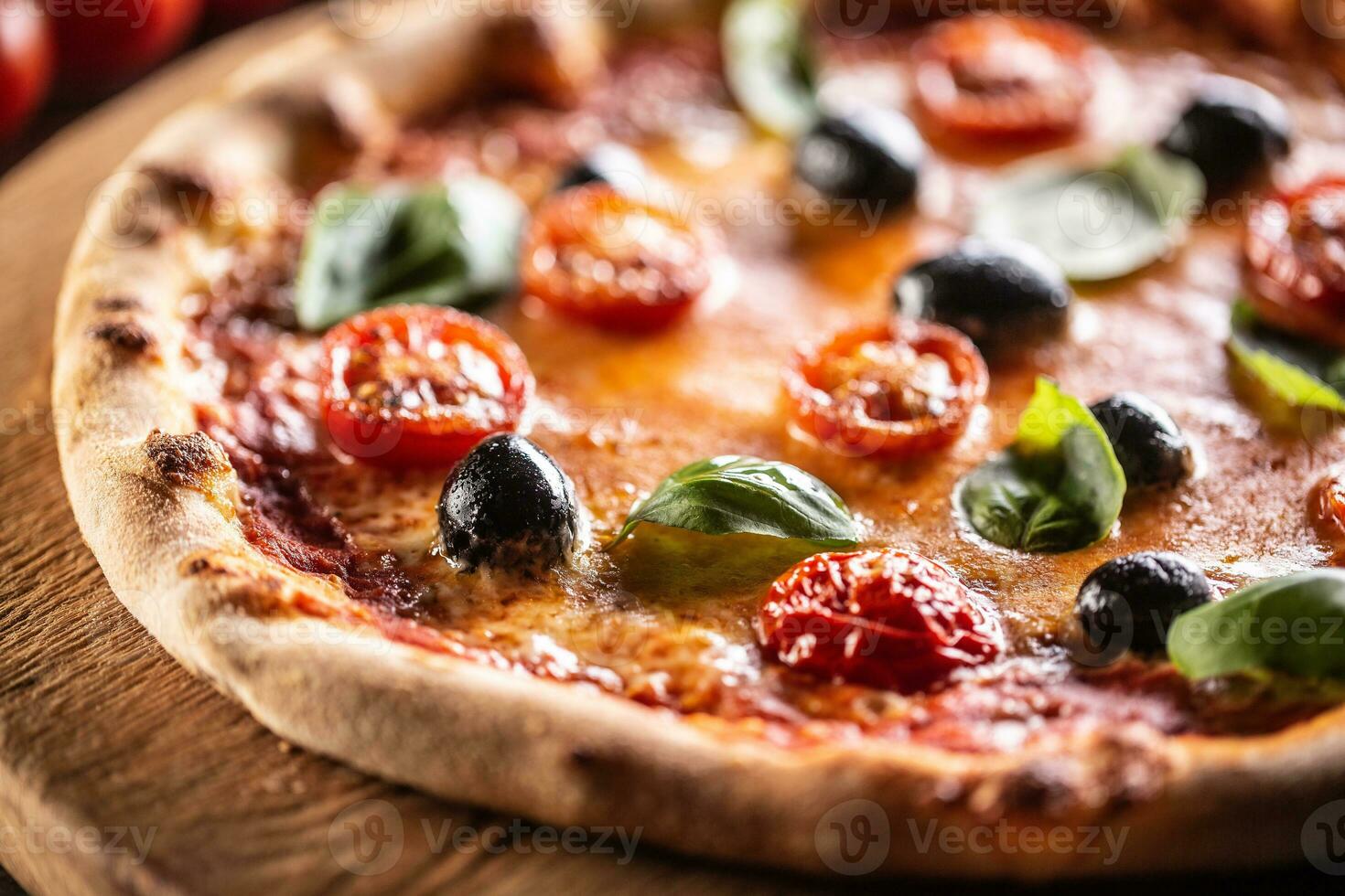 eigengemaakt pizza met tomaten Mozzarella kaas olijven en basilicum foto