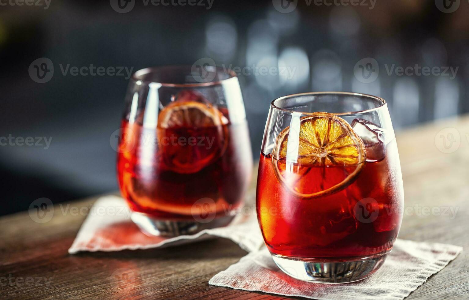 negroni klassiek cocktail en gin kort drinken met zoet vermout, rood bitter likeur en droog oranje garneer foto