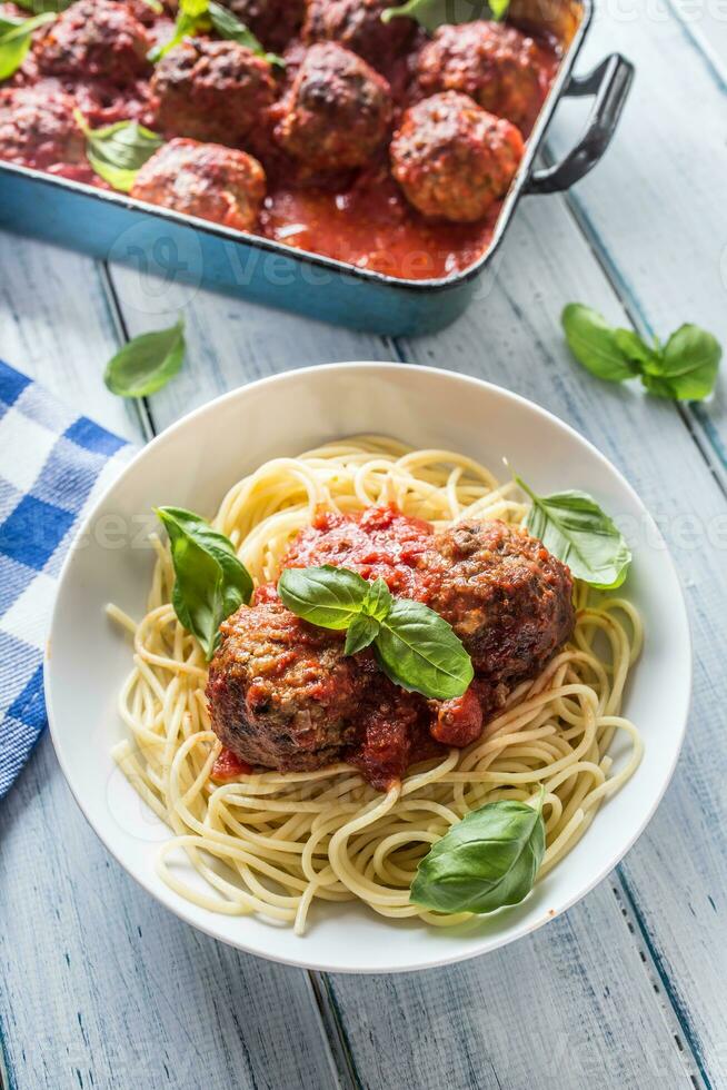 heerlijk Italiaans maaltijd vlees rundvlees ballen met pasta spaghetti en basilicum in wit bord. foto