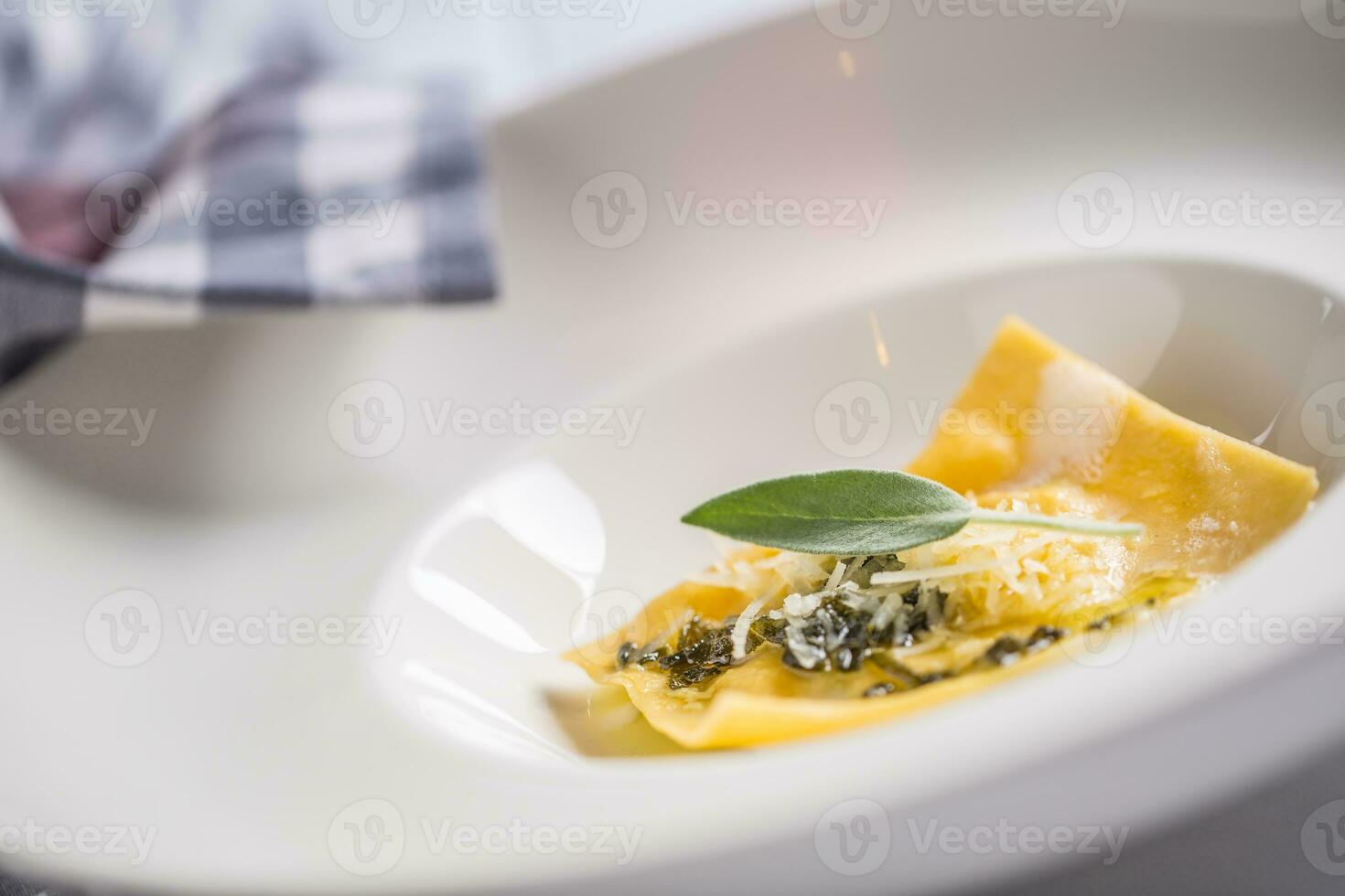 culinaire voorbereiding van Italiaans pasta ravioli in restaurants foto