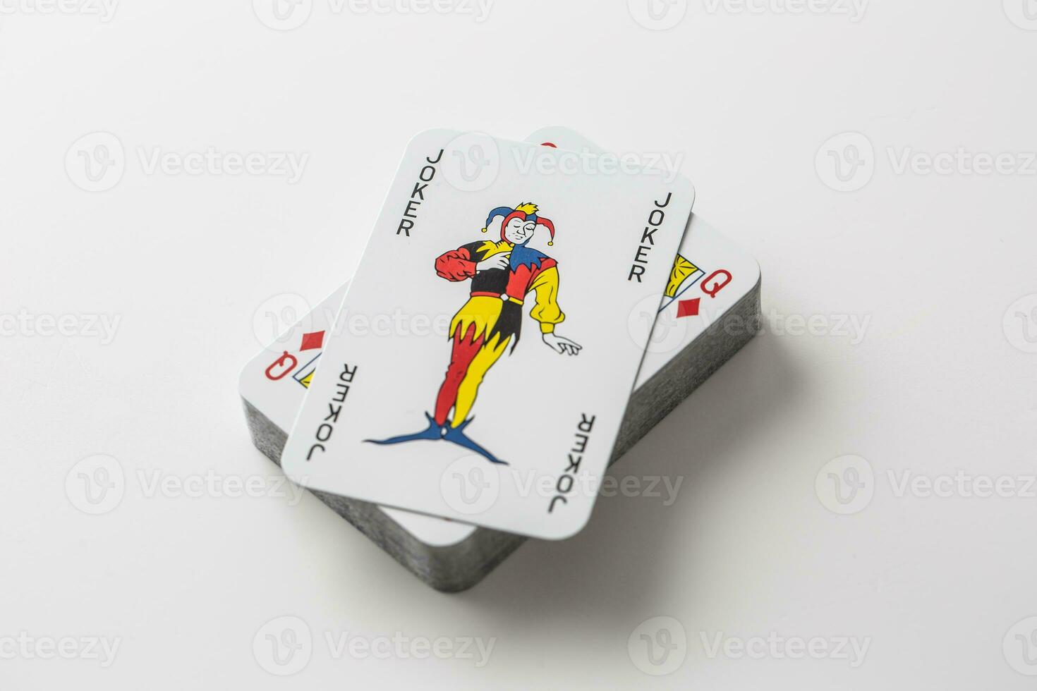 grappenmaker kaart Aan top van stapel van spelen kaarten Aan een geïsoleerd wit achtergrond foto
