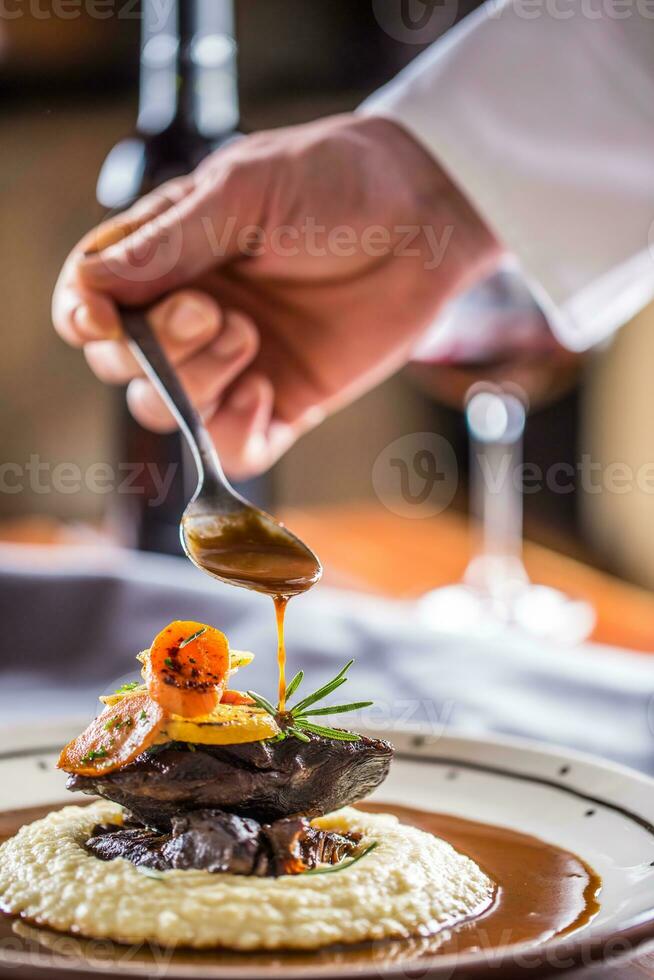 chef in kroeg of restaurant siert deel van de maaltijd in pup of restaurant foto