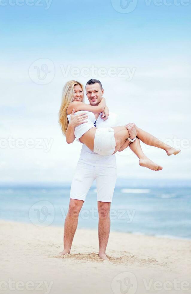 gelukkig paar Aan de strand foto