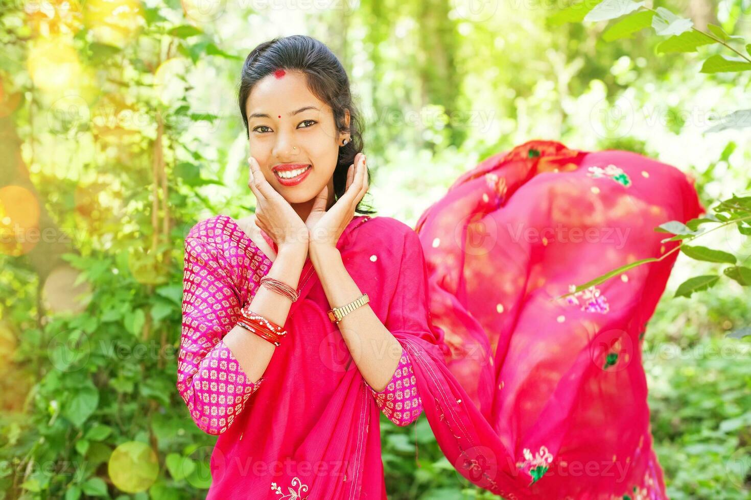een vrouw in een roze sari glimlachen foto