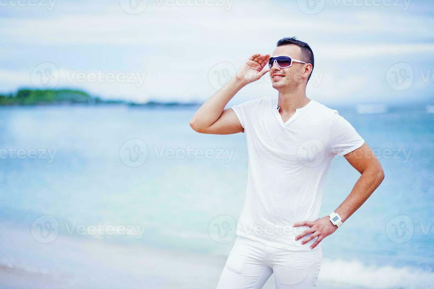 Mens vervelend wit Bij de strand foto