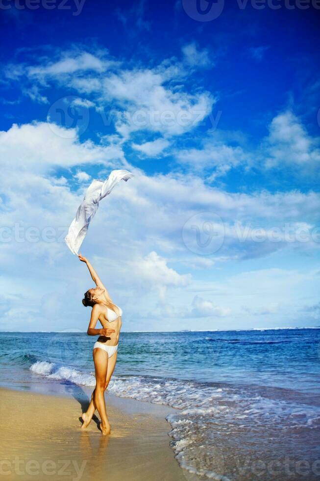 mooie vrouw op het strand foto