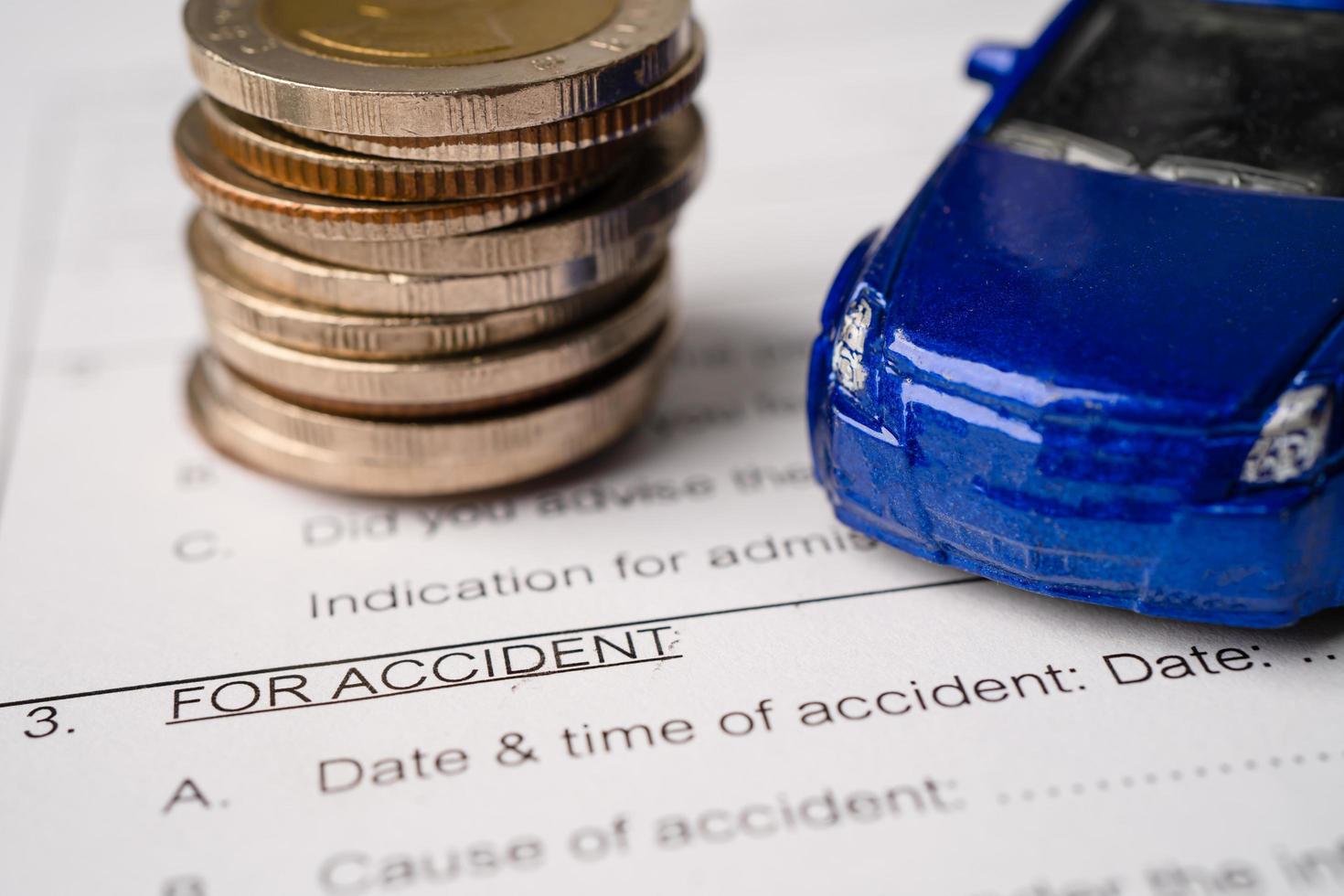 auto en munten op verzekering claim ongeval auto formulier achtergrond, auto lening, financiën, geld besparen, verzekeringen en lease tijd concepten. foto