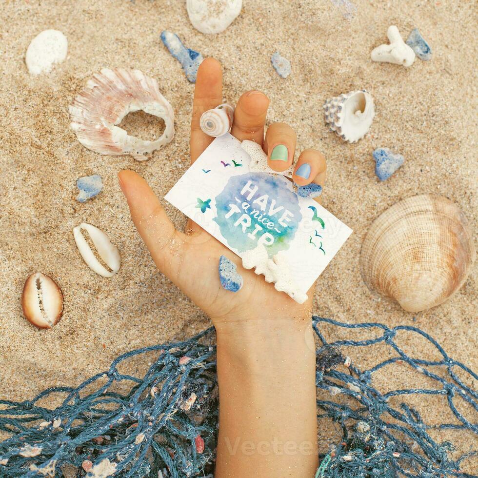 een persoon Holding een bedrijf kaart Aan de strand foto