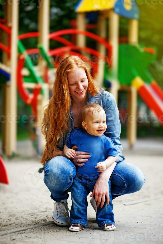 een vrouw Holding een baby in de lucht foto