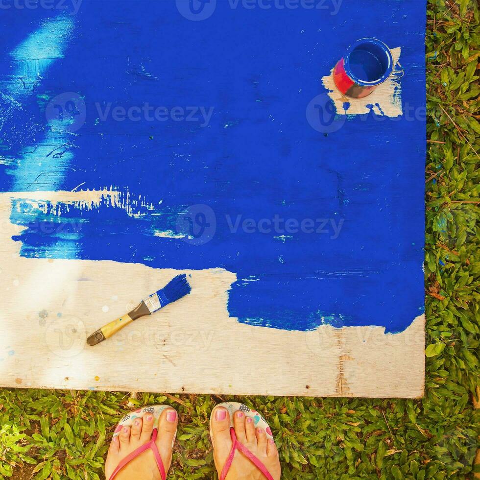 een personen voeten Aan een blauw verf bord foto