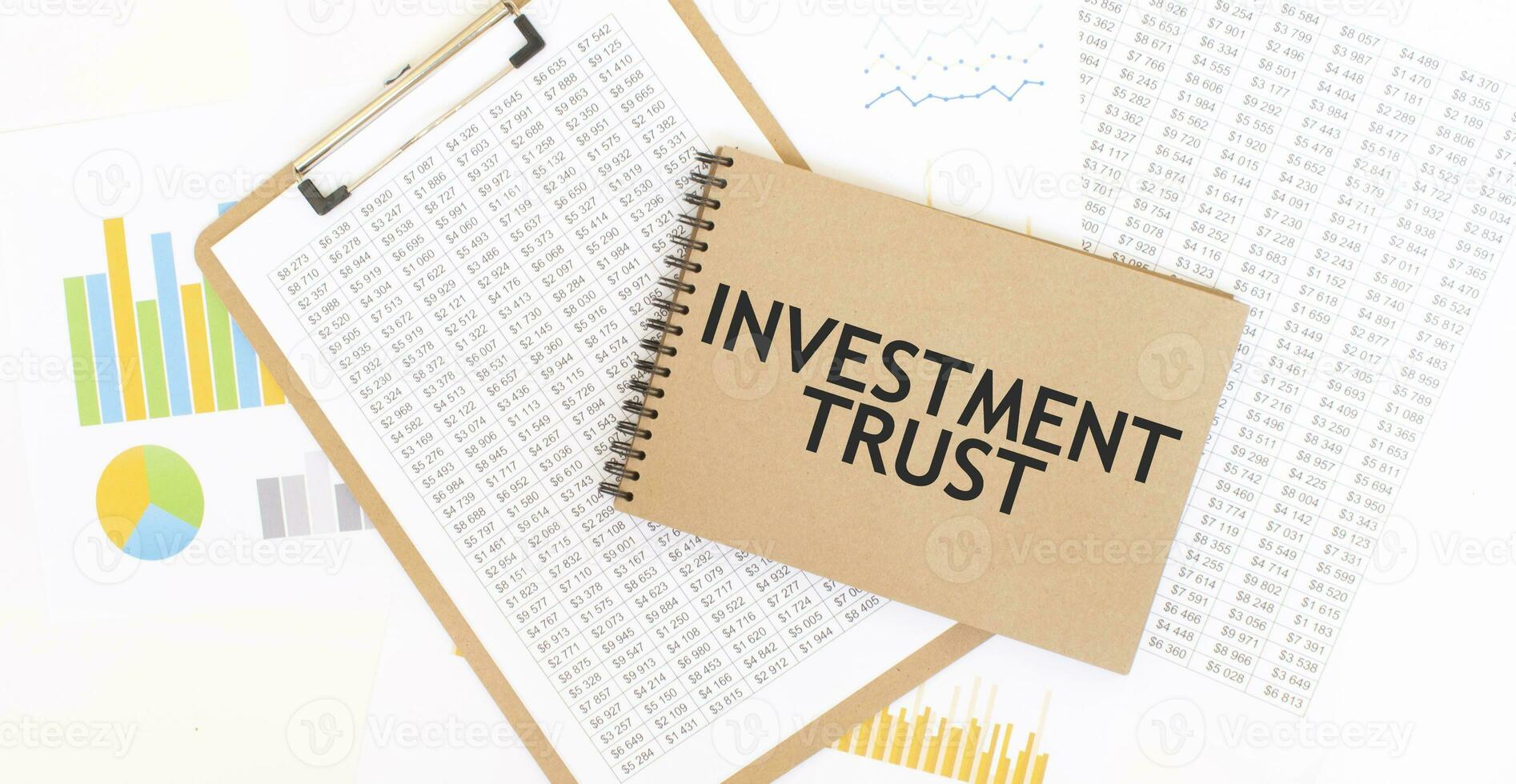 tekst investering vertrouwen Aan bruin papier kladblok Aan de tafel met diagram. bedrijf concept foto