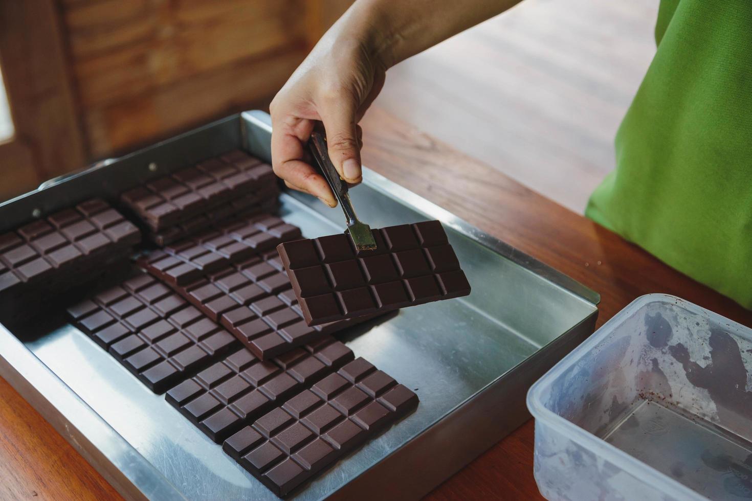 zelfgemaakte donkere chocolade en cacao foto