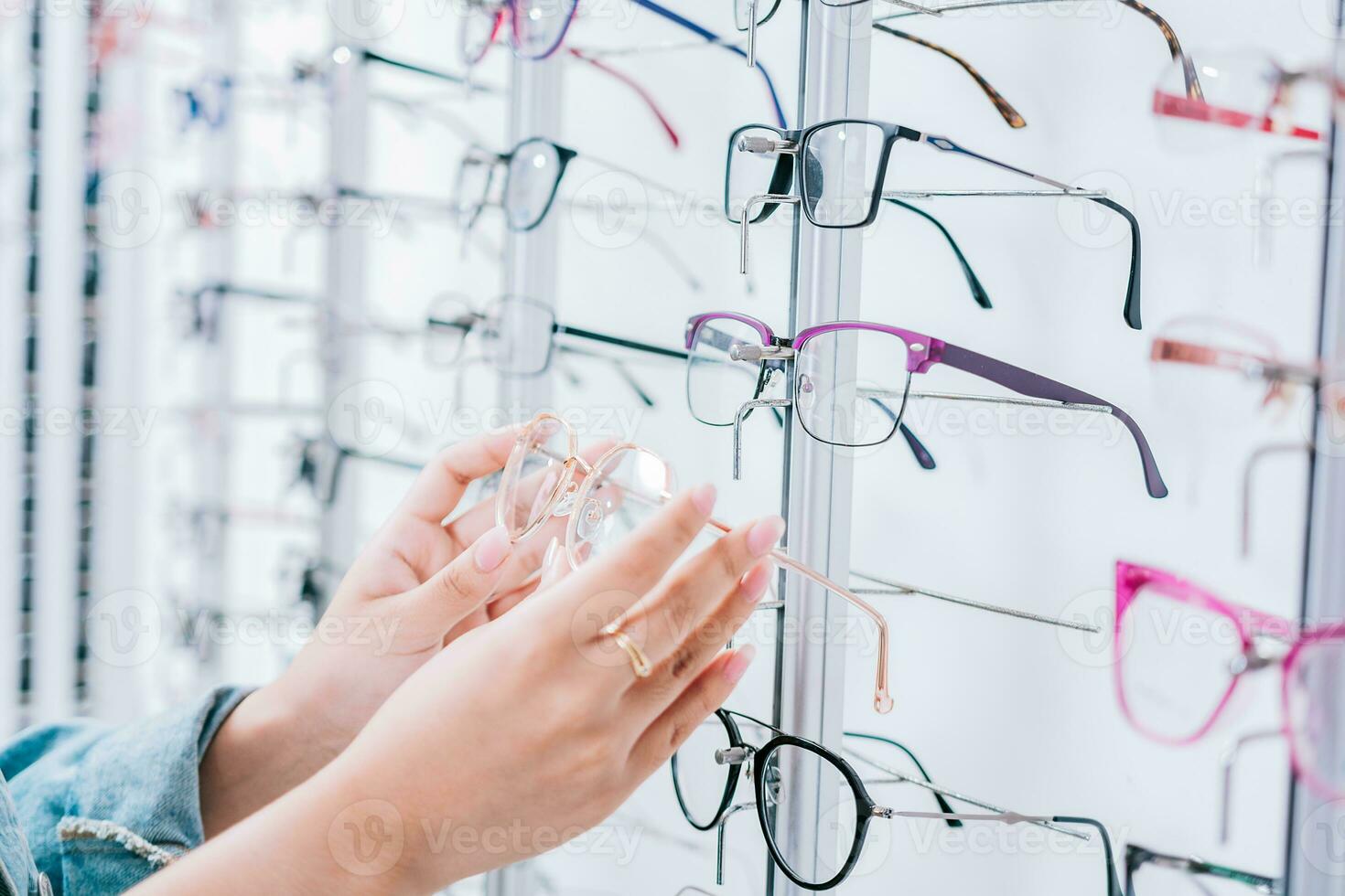 vrouw klant kiezen bril in een optisch op te slaan. meisje handen kiezen bril in een op te slaan, vrouw koper kiezen bril in een op te slaan foto