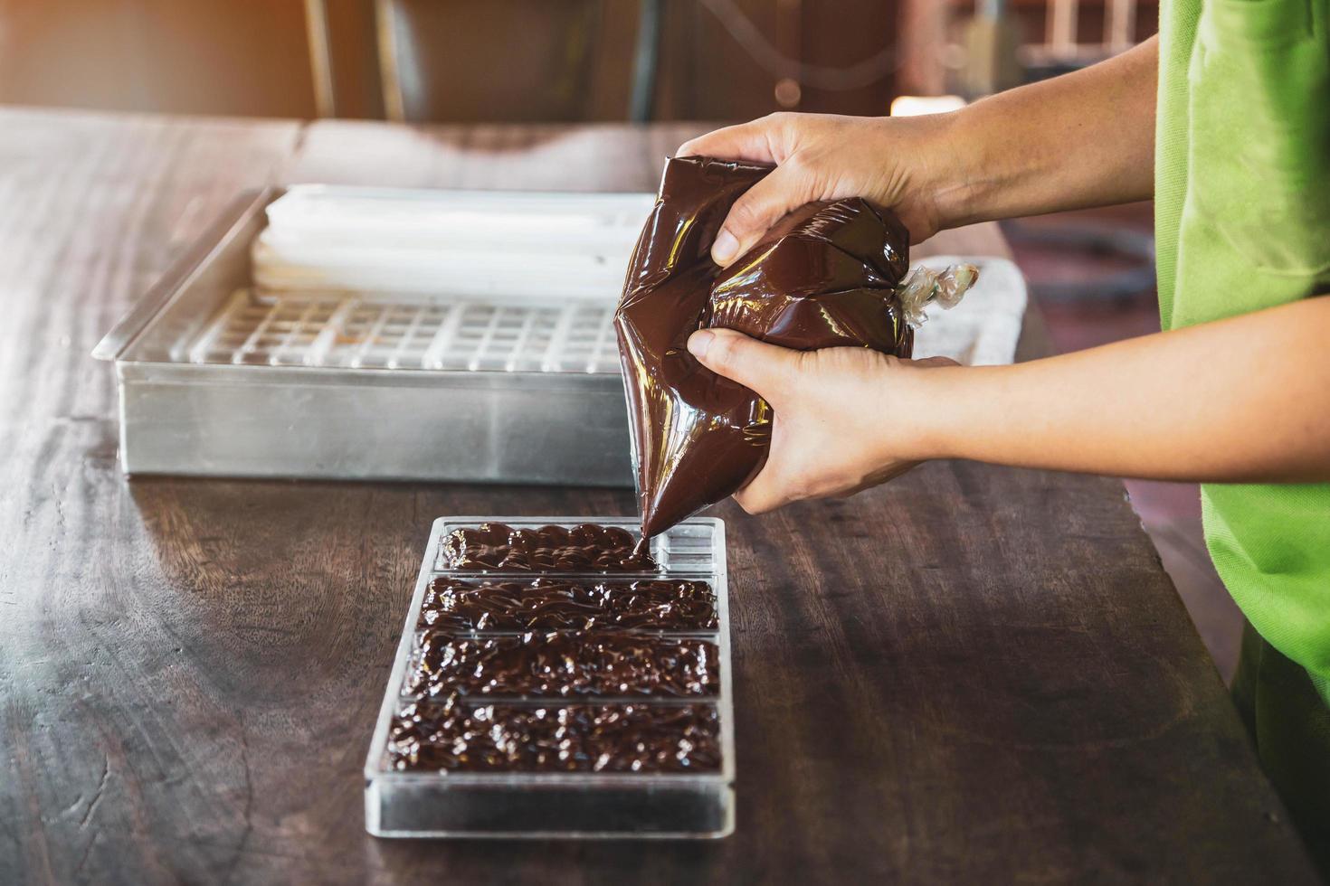 huisvrouw die thuis handgemaakte chocolaatjes maakt foto