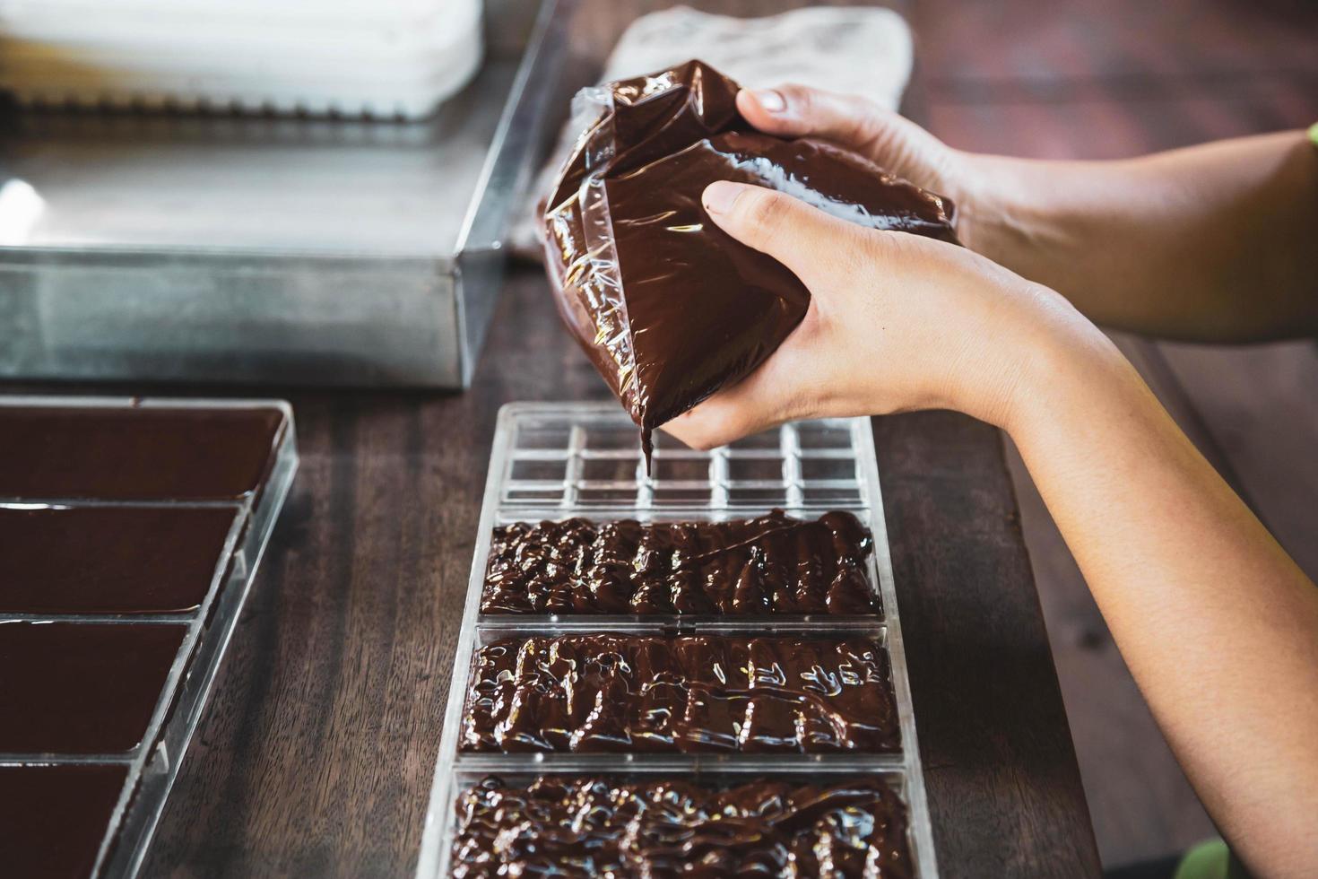 huisvrouw die thuis handgemaakte chocolaatjes maakt foto