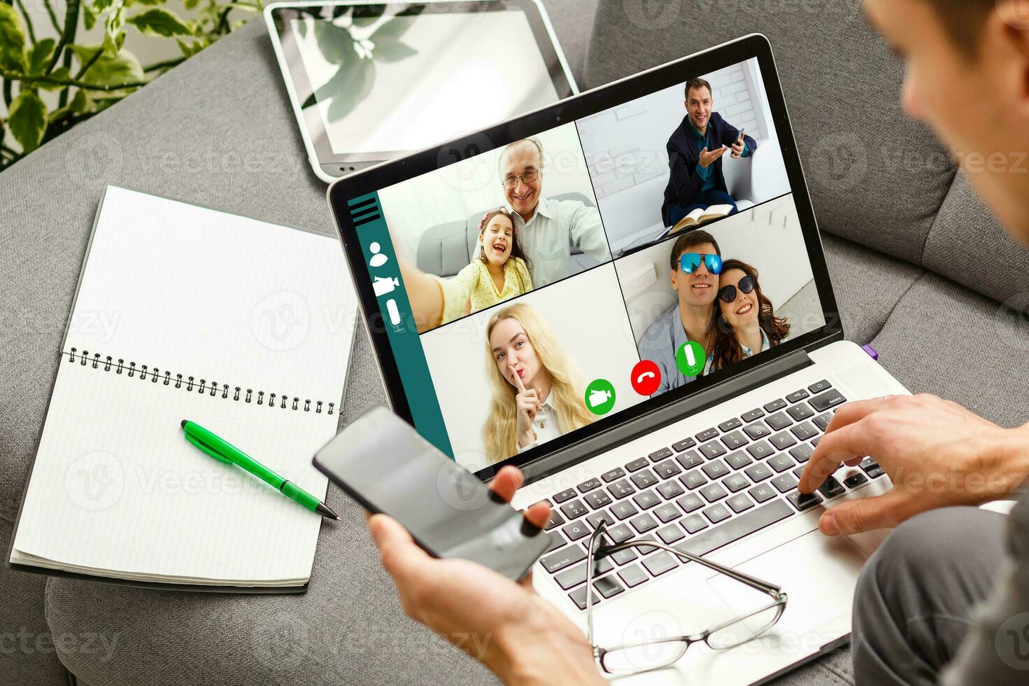 terug visie van jong Mens gebruik makend van koptelefoon en laptop en hebben videoconferentie Bij huis foto