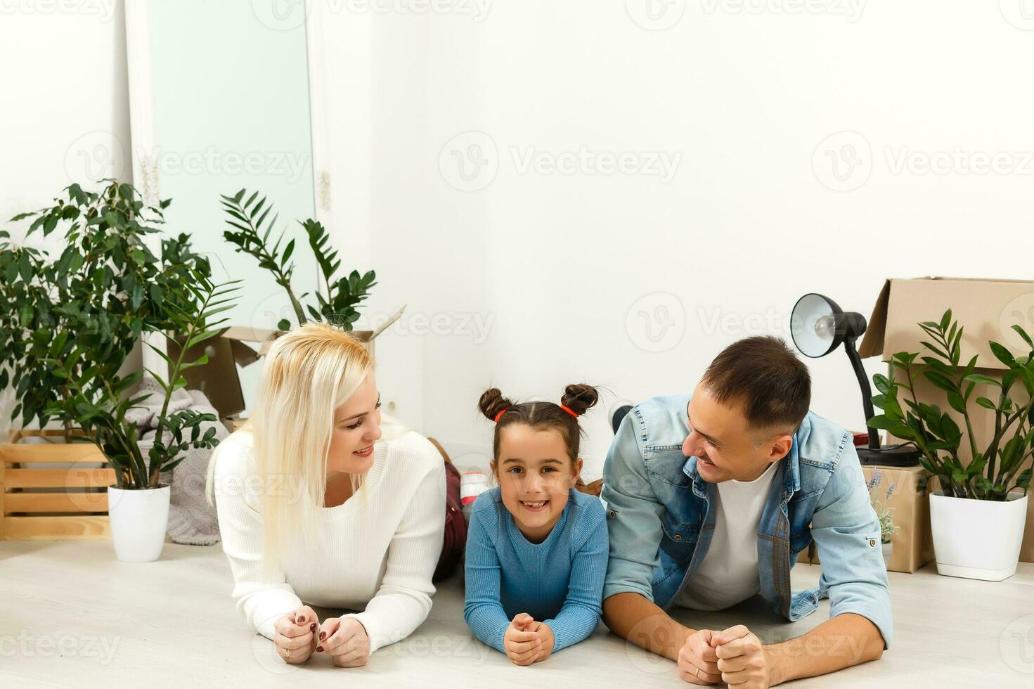 blijven huis veilig campagne. een gelukkig Europese familie bleef Bij quarantaine zelfisolatie. pandemisch coronavirus covid 19 verantwoordelijkheid bewust beslissing. foto