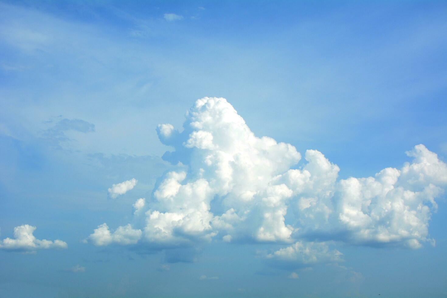 blauwe hemelachtergrond met wolken. foto