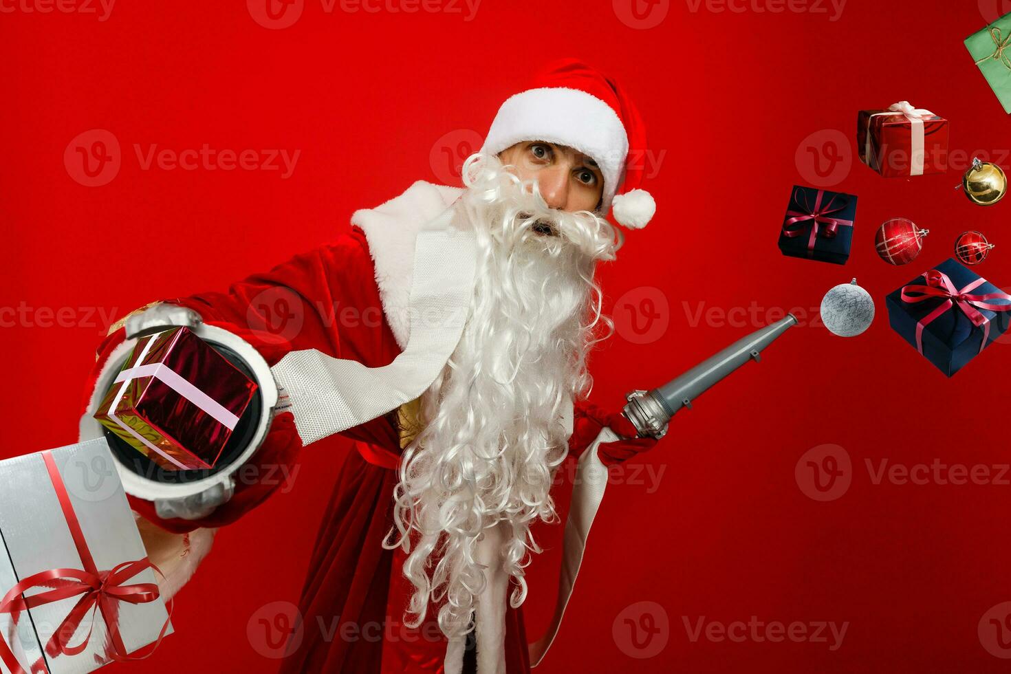 de kerstman claus met brand brandblusser. geïsoleerd Aan rood achtergrond foto