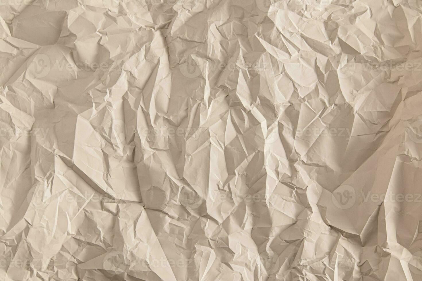 de structuur van de verfrommeld papier is licht bruin. abstract papier achtergrond. een kopiëren van de ruimte. lay-out, blanco sjabloon. foto